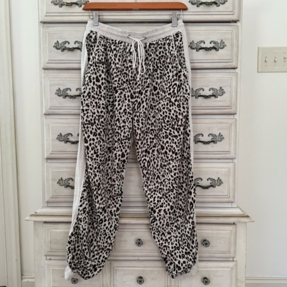 Umgee Pants - Umgee leopard print jogger pants with a drawstring waist Women's small